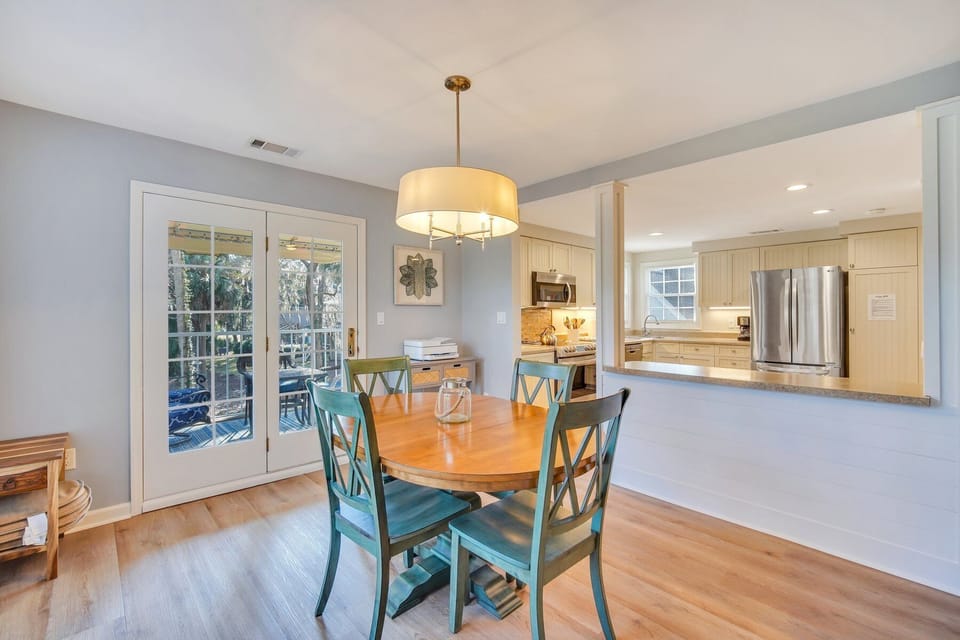Dinning space with plenty of room for the entire Family.