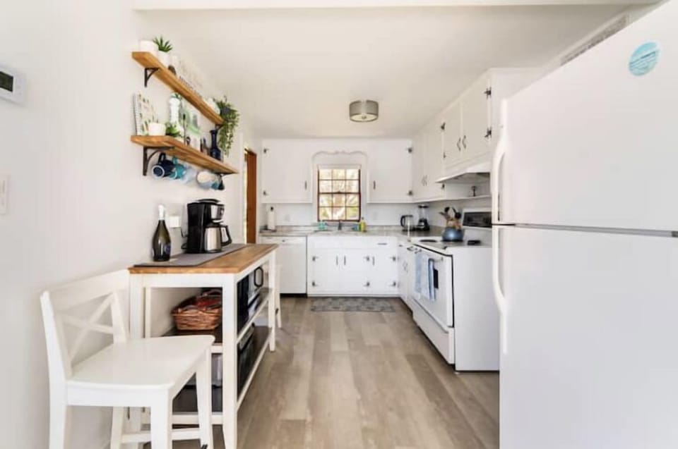 Fully equipped kitchen.