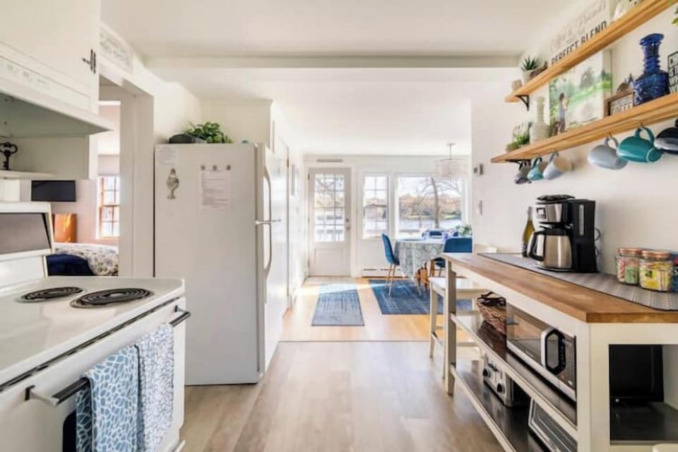 Kitchen coffee bar with seating. 
Microwave, 4-slice toaster, toaster oven 