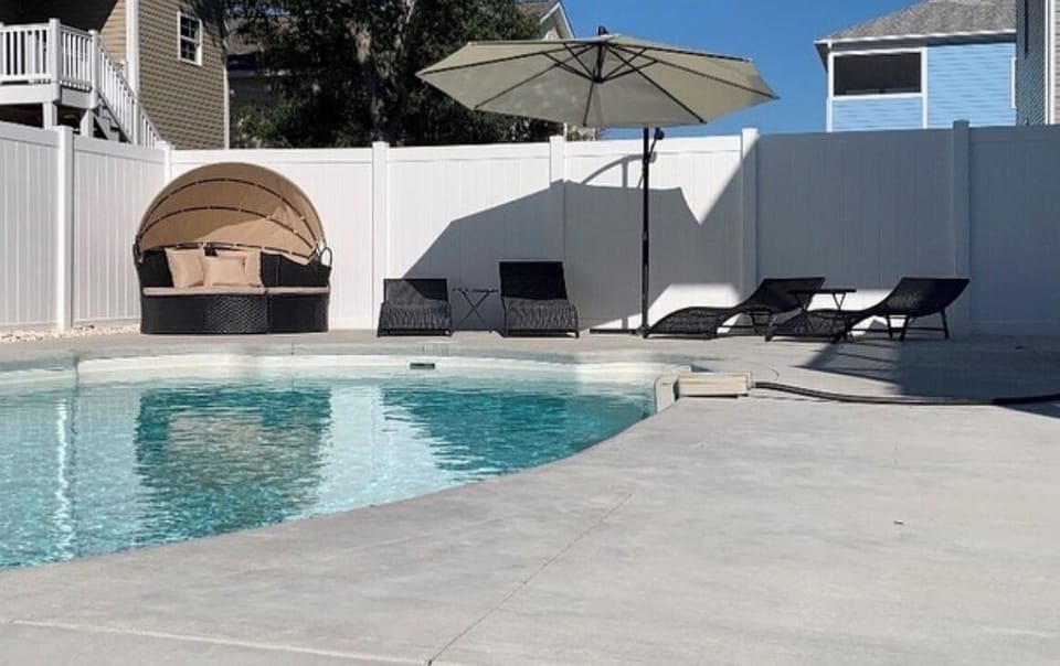 Private Pool! 3 ft on the left. 7 ft on the right!
Large Pool! Always so fun!