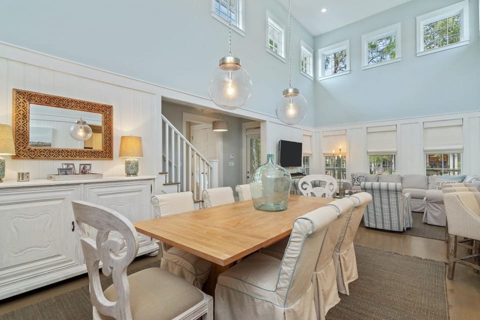 Dining Table with Seating for 8 Guests with Easy Access to the Kitchen or Living Room