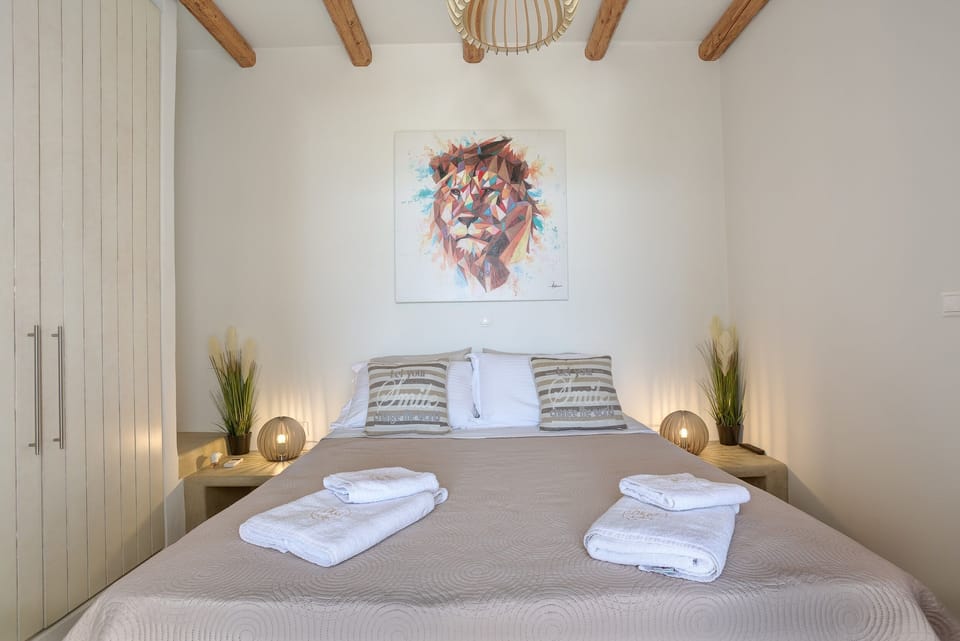 4 Private Villas with 4 pools & Jacuzzi!
Villa Elena