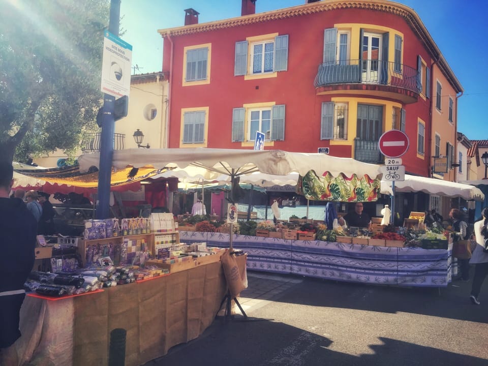 Local market rue des Oliviers