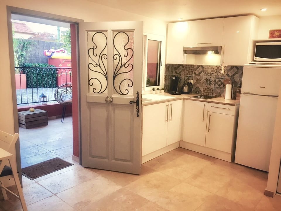 kitchen and view on the private terrace 