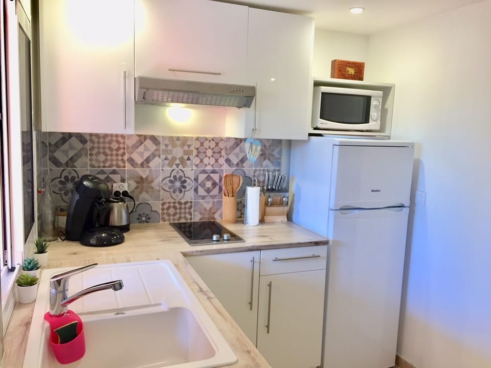 fully equipped kitchen