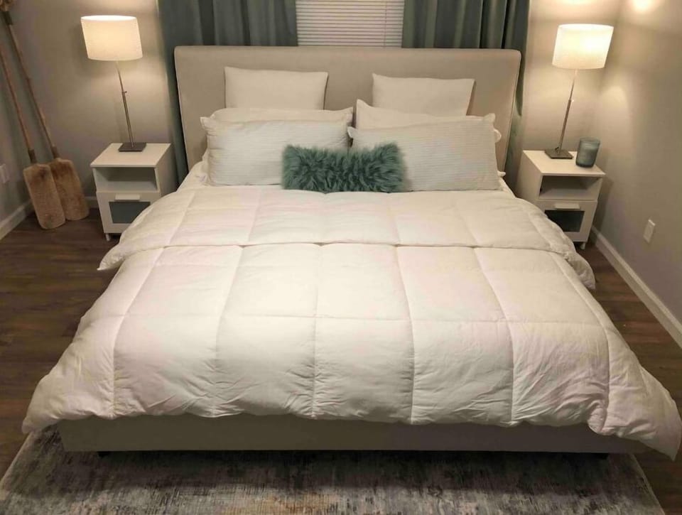 Primary bedroom with queen bed, Smart television  and private En-suite 