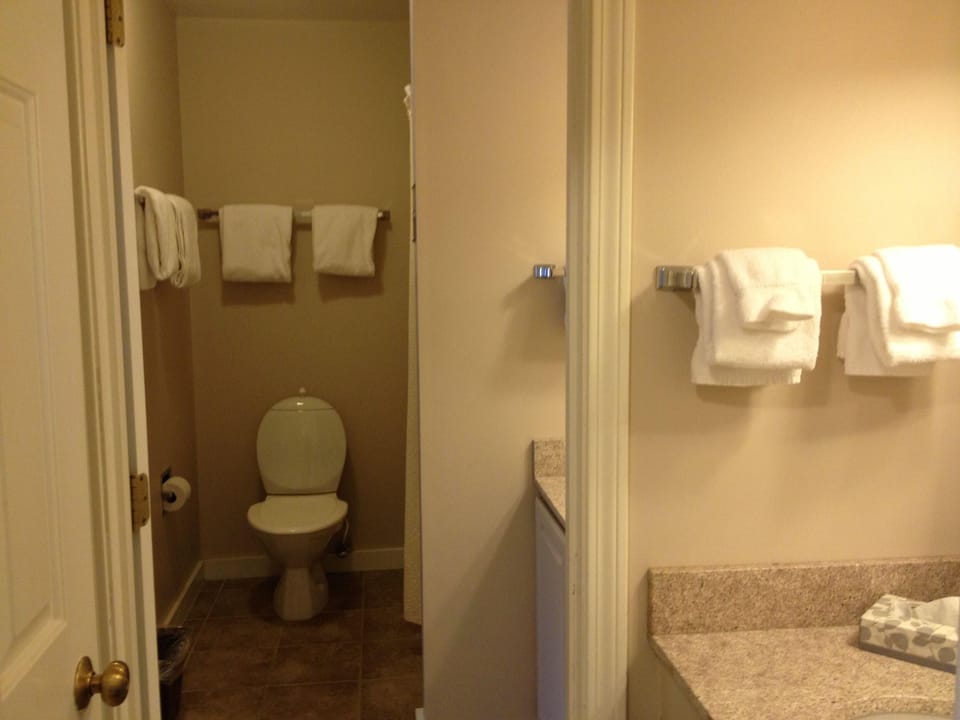 Country Inn - Bathroom