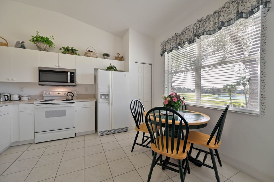 PS202 - Fully equipped kitchen with breakfast area overlooking the golf course