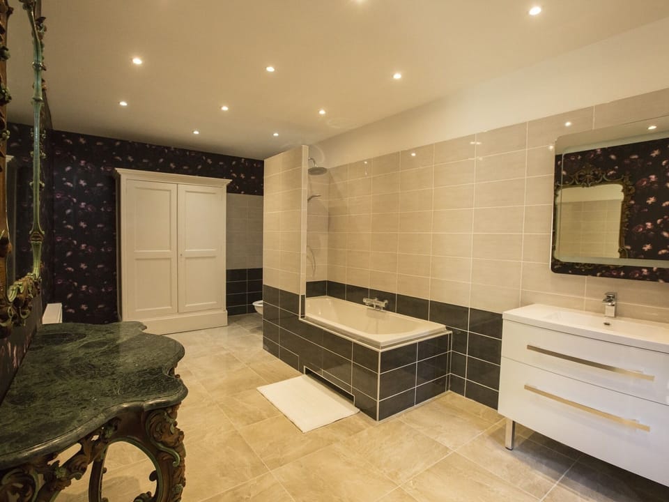 Suite bathroom