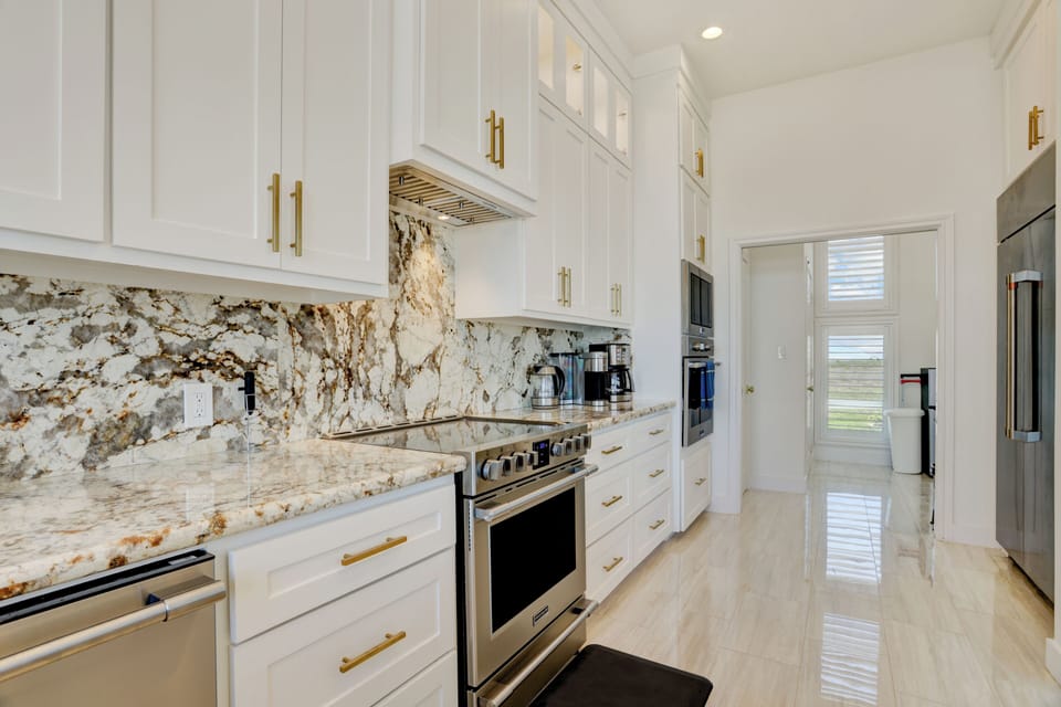 Custom Kitchen with Electric Cooking Range, Microwave, Oven, Dishwasher, Fridge