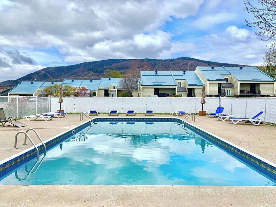 Summer swimming pool at the chalet. The pool follow public health recommendations.