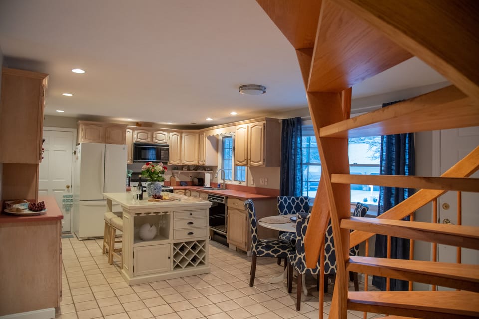 Kitchen - Seating for 8-10

