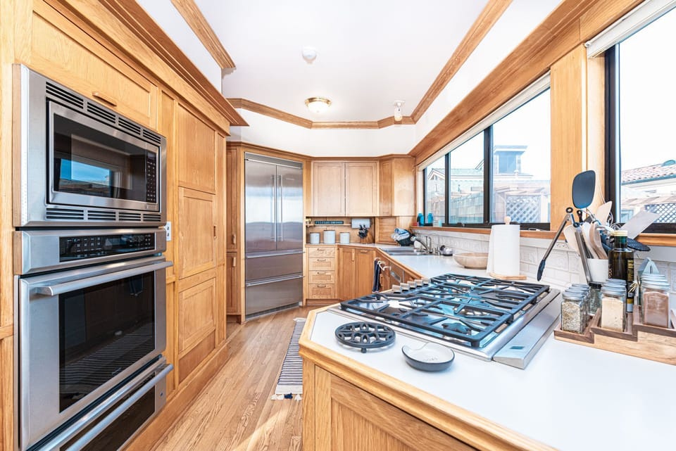 The kitchen comes stocked with dishes, cooking, baking and meal prep gear.
                