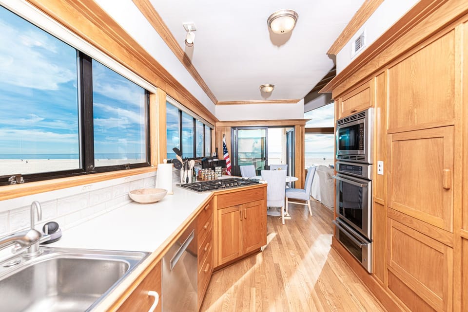 Cooking with an oceanfront view? Yes, please!
                