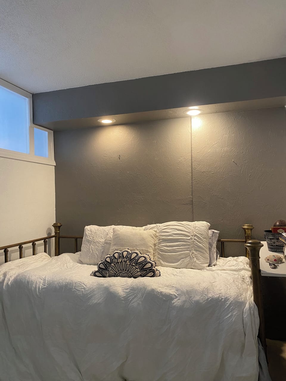 Trundle bed- 2 twin mattresses 