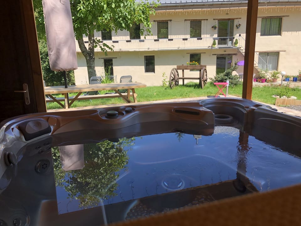 Outdoor spa tub
