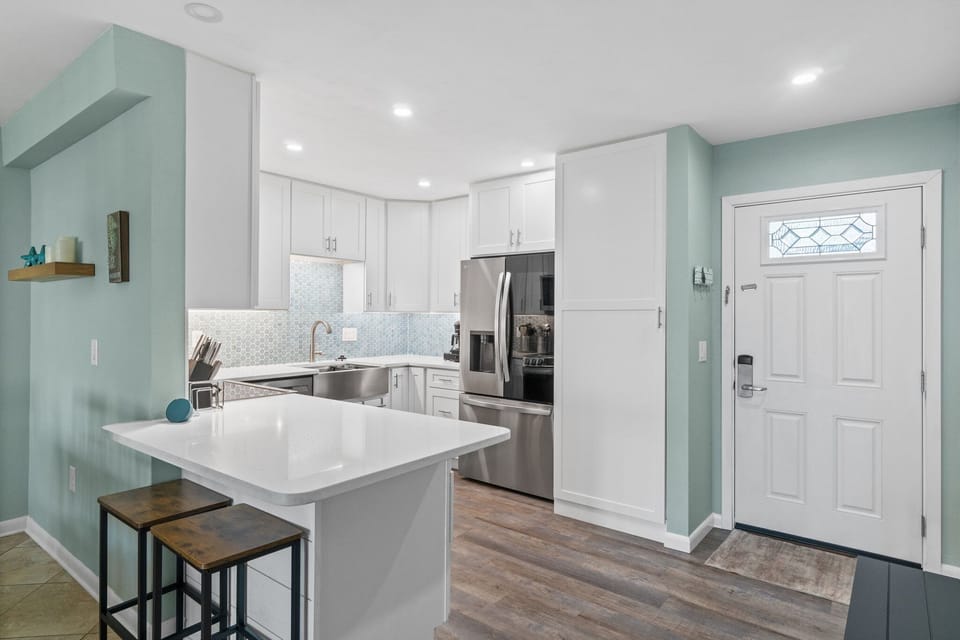 Fully Equipped Kitchen
Brand new remodled kitchen. Provides all the nessary appliances with washer/dryer in cabinet by refridge.

Professionally Managed by
Breathe Easy Rentals