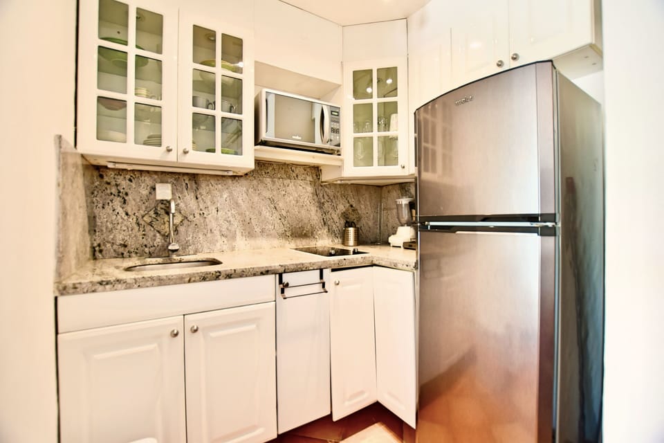 Kitchenette with microwave and refrigeretor