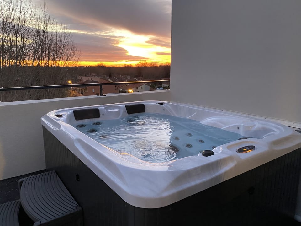 Outdoor spa tub