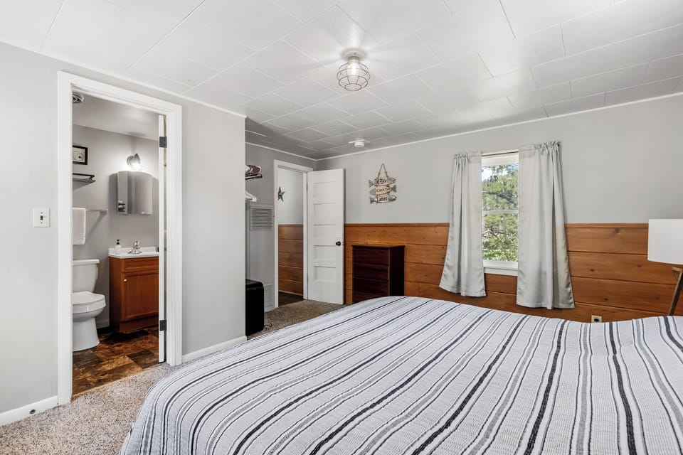 Bedroom/Bathroom