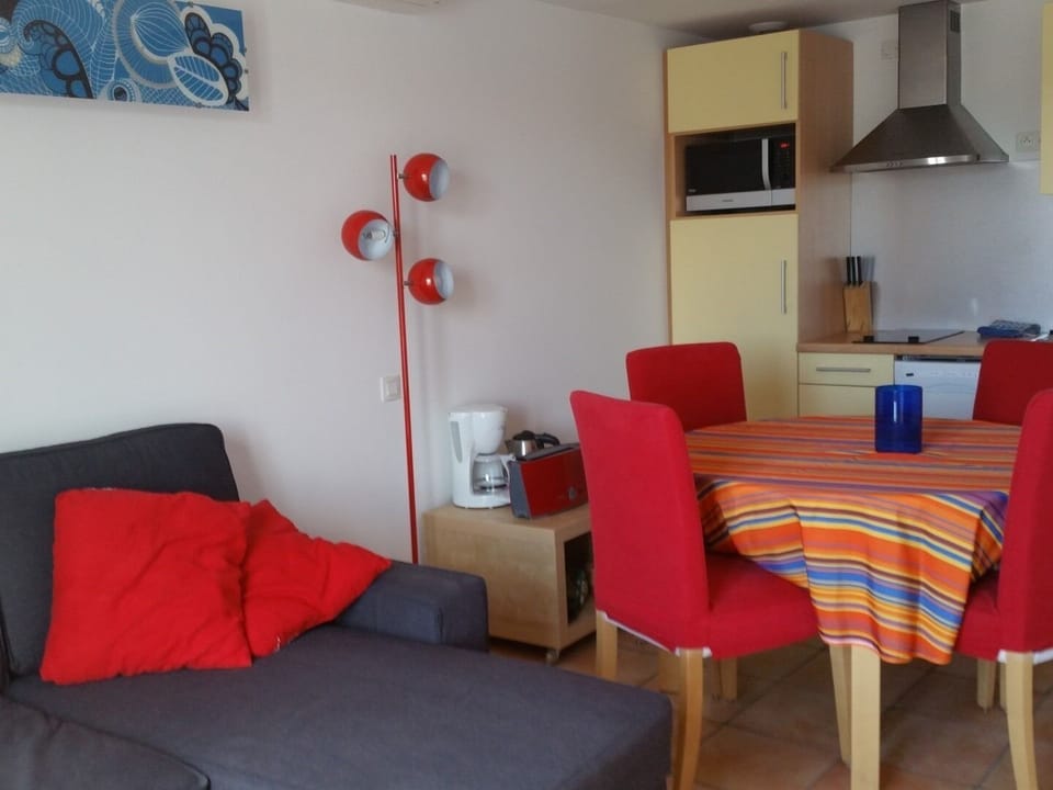 4 Mats living room and kitchen area