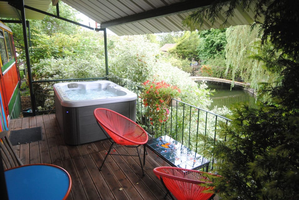 Outdoor spa tub