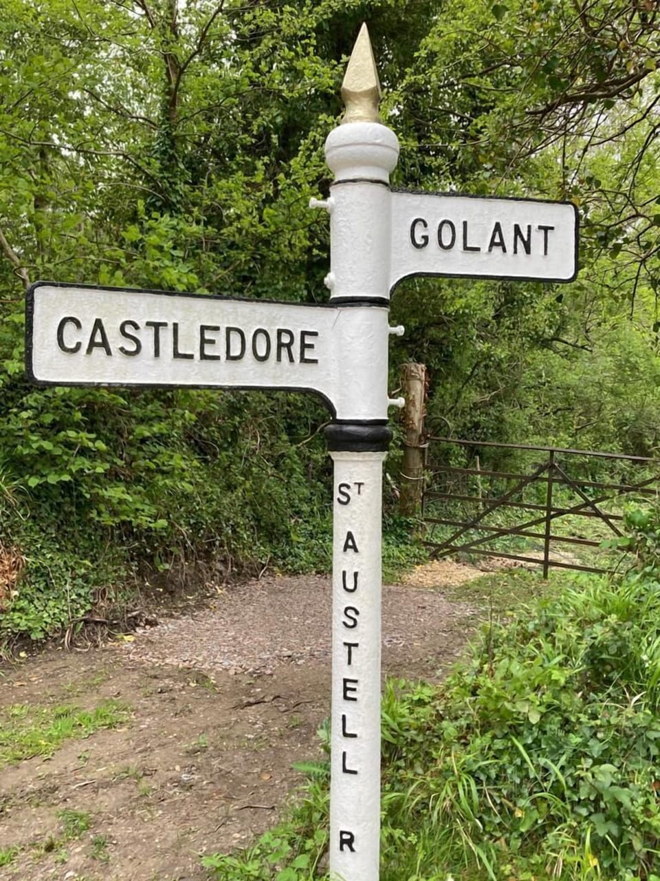 Golant is located on the Saint's Way just under three miles from Fowey