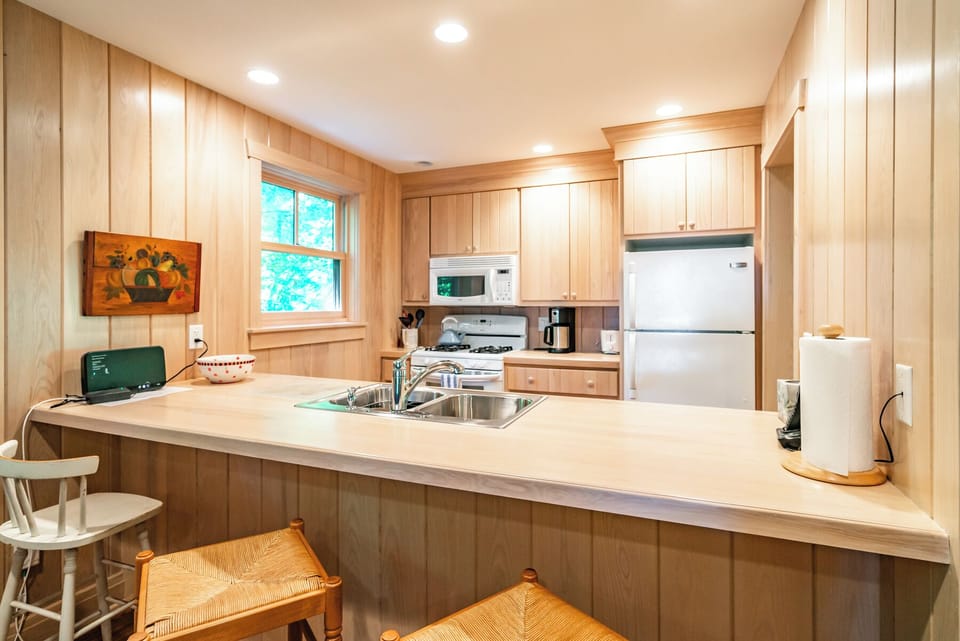 Kitchen with breakfast bar