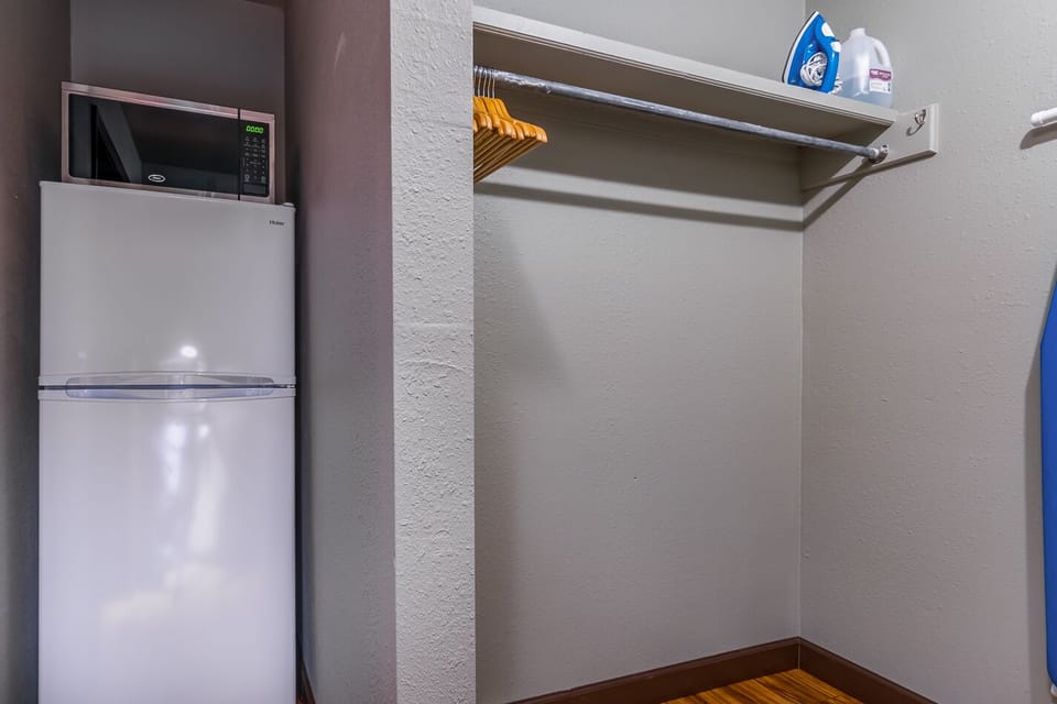 Closet/Refrigerator/Microwave