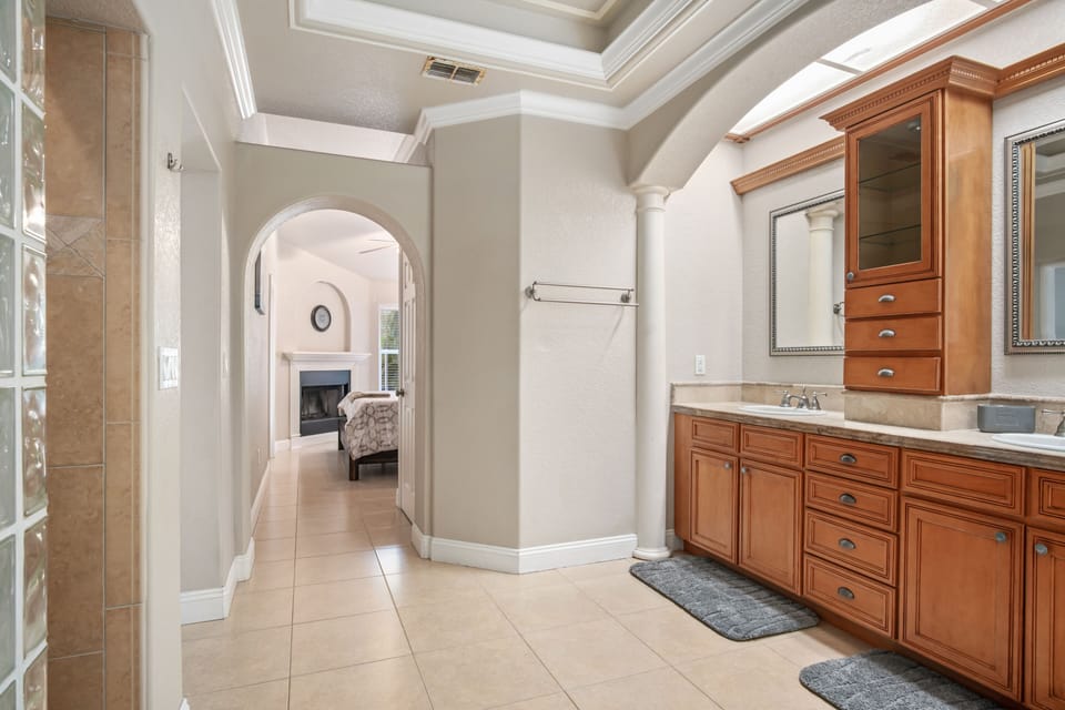 Full bathroom 1 