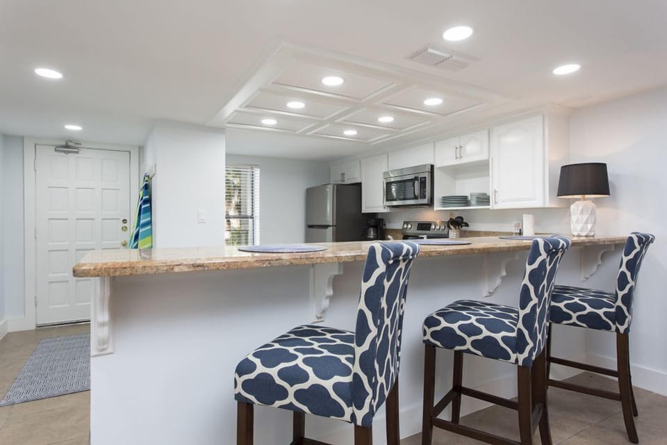 Entertaining while you whip up a lunch or dinner doubles the fun. Take advantage of the breakfast bar and stool seating for pancake brunch or appetizers and game night.