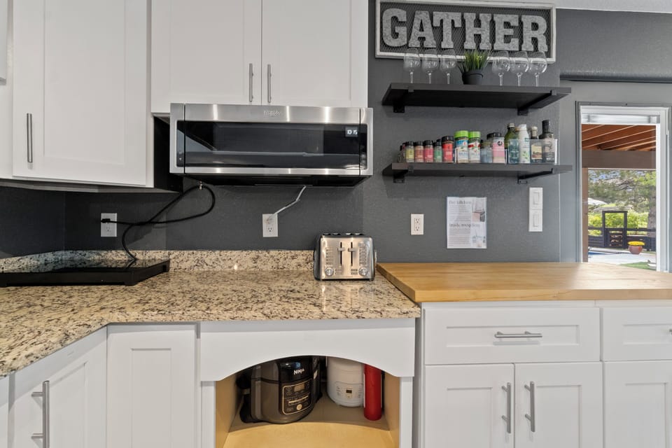 There is no stove/oven but there is a cooktop, air fryer, and rice maker