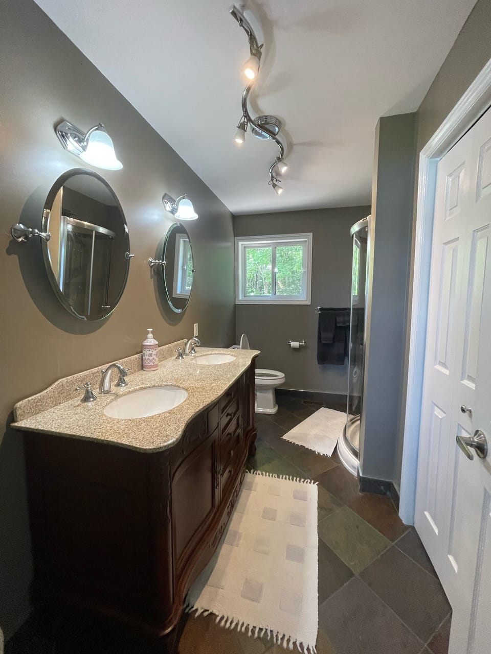 First bathroom (first bedroom ensuite)