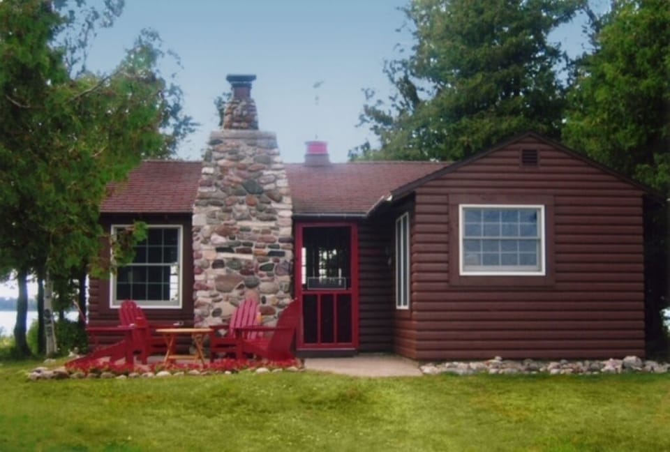 Front of Main Cabin: original 1950s rock chimney full of large Puddingstones! 