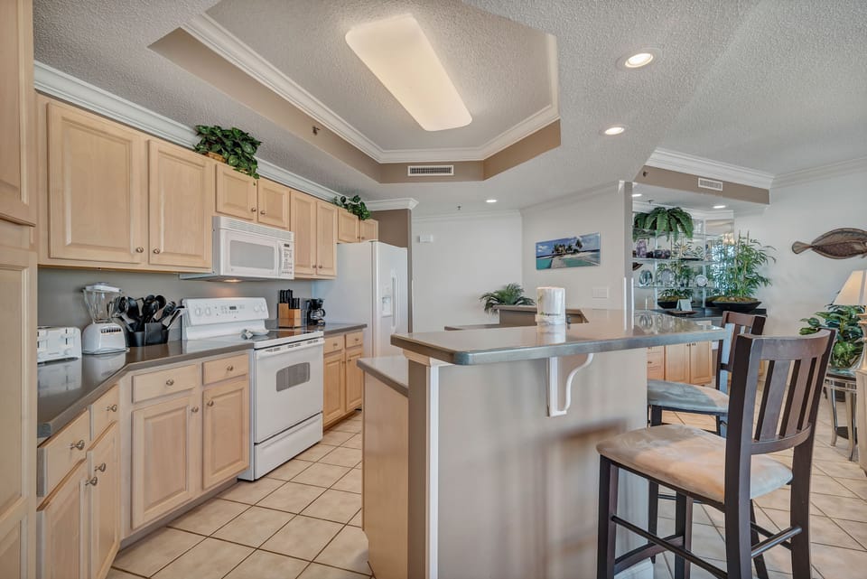 Fully Equipped Kitchen with Extra Seating at the Breakfast Bar
