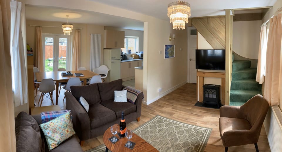 Open plans sitting, dining and kitchen