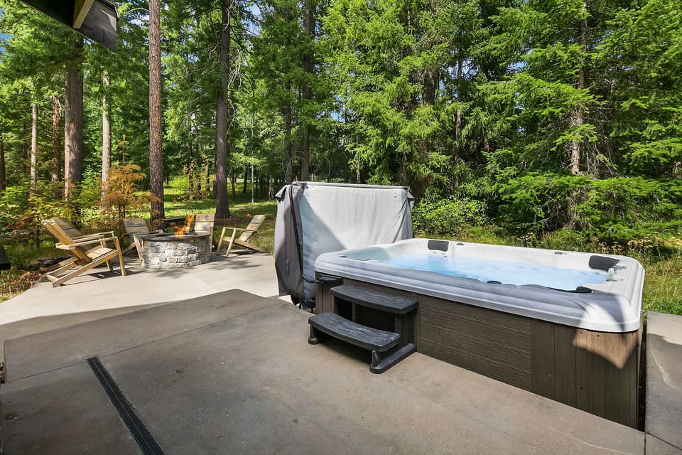 Dreamers Lodge: - Large, private hot tub and fire pit area.