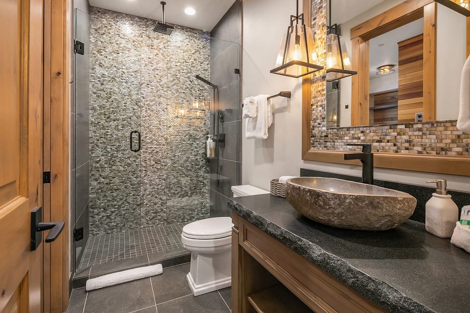 Dreamers Lodge: - Full bathroom with a rain shower next to the sauna.