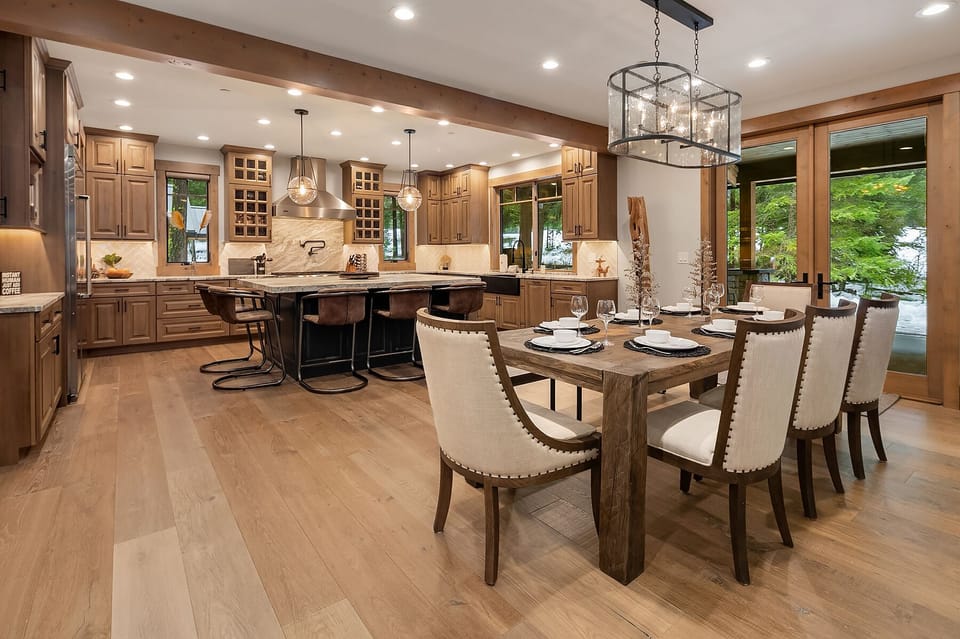 Dreamers Lodge: - Beautifully appointed dining and kitchen room.