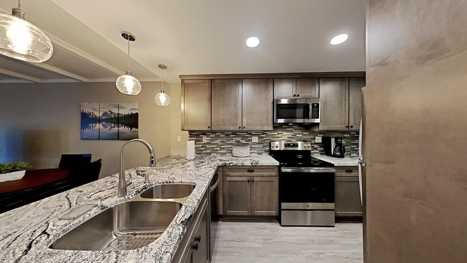 Gorgeous Bright Fully-Equipped Kitchen