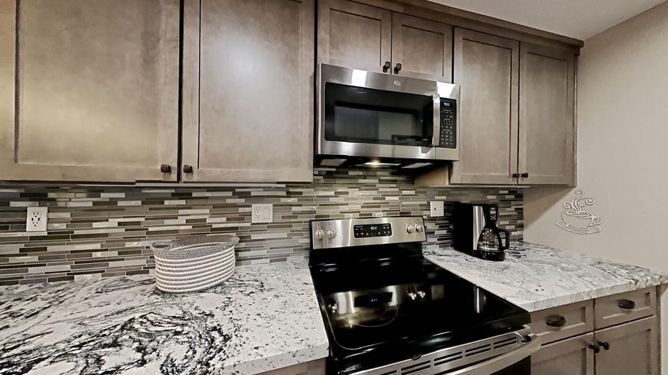 Gorgeous Bright Fully-Equipped Kitchen
