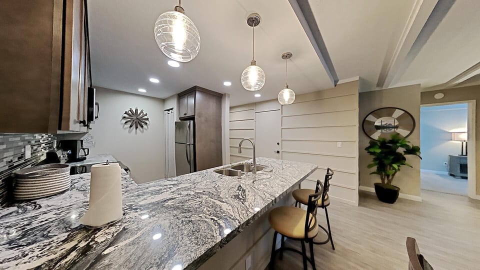 Gorgeous Bright Fully-Equipped Kitchen