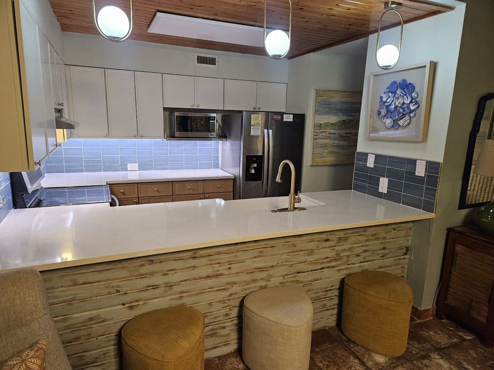 Freshly remodeled kitchen, quartz countertops
