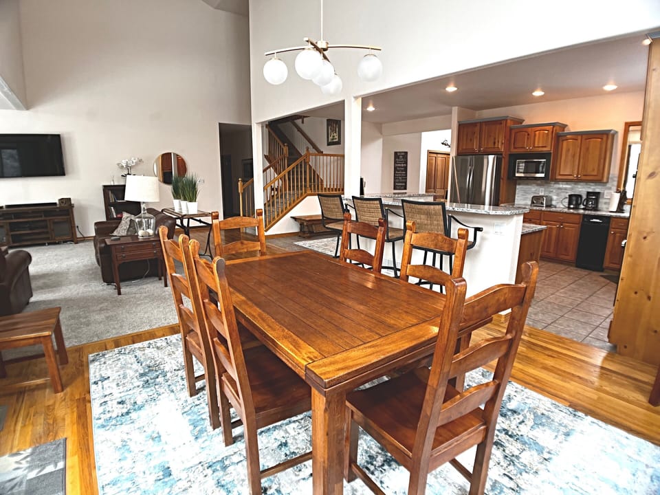 Dining Area with Extending Table Ends - Seats up to 10.  5 Countertop Bar Seats 
