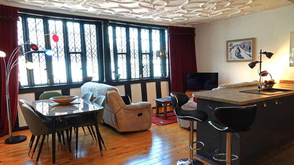 Open plan lounge/dining/kitchen area