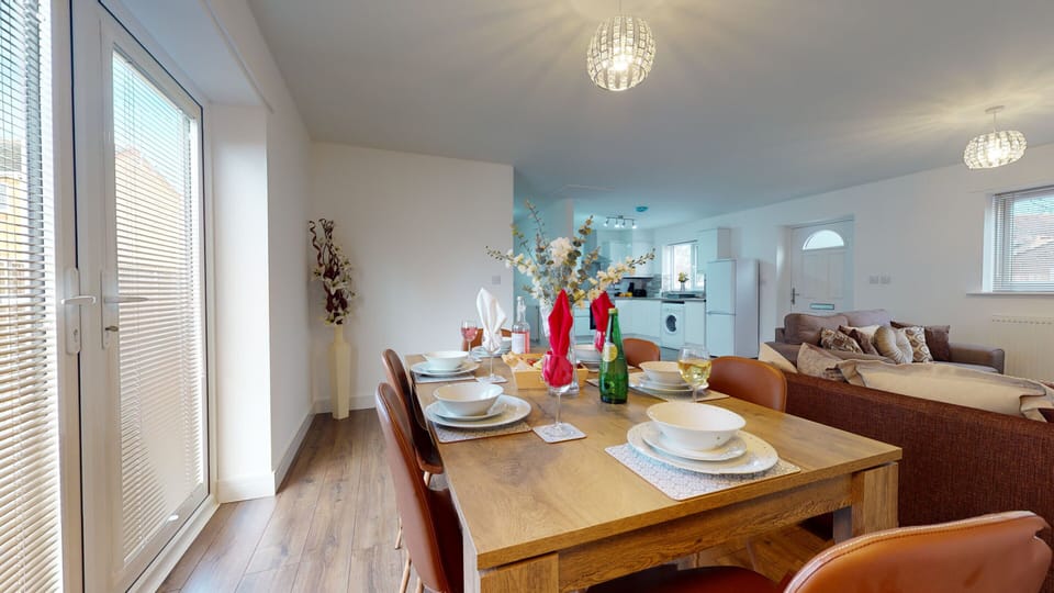 Spacious open plan lounge/diner, table and 6 chairs with patio door to garden