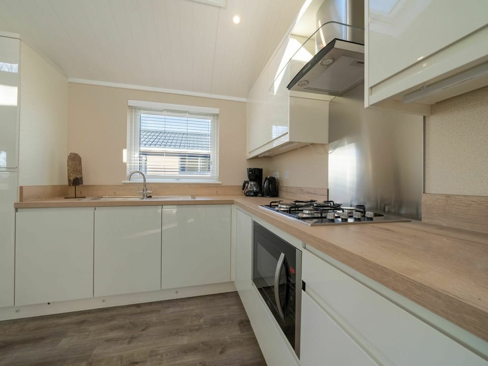 Plumbing Fixture, Room, Kitchen Sink, Property, Floor, Tap, Interior Design, Ceiling, Flooring, Kitchen