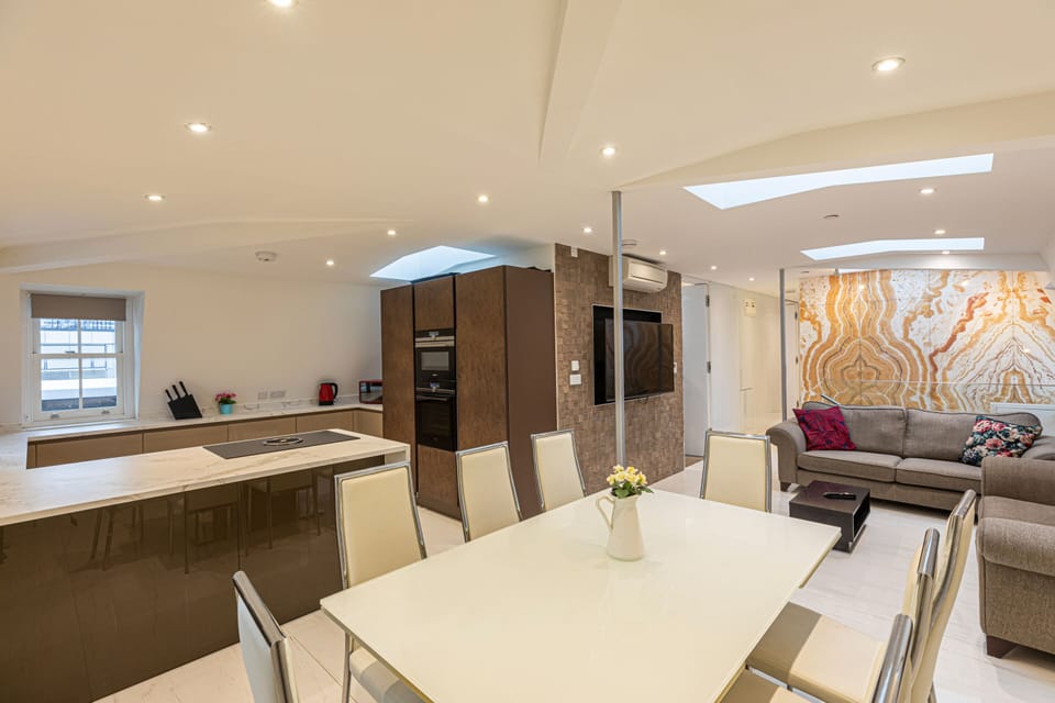 Dining / Restaurant