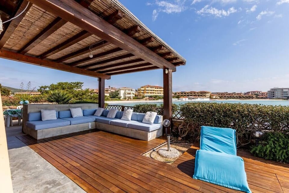 Pergola with sofa (1)
