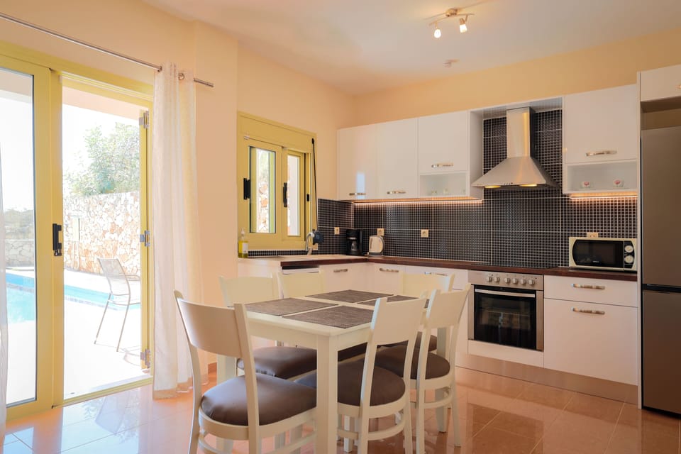 MODERN,FULLY EQUIPED KITCHEN.